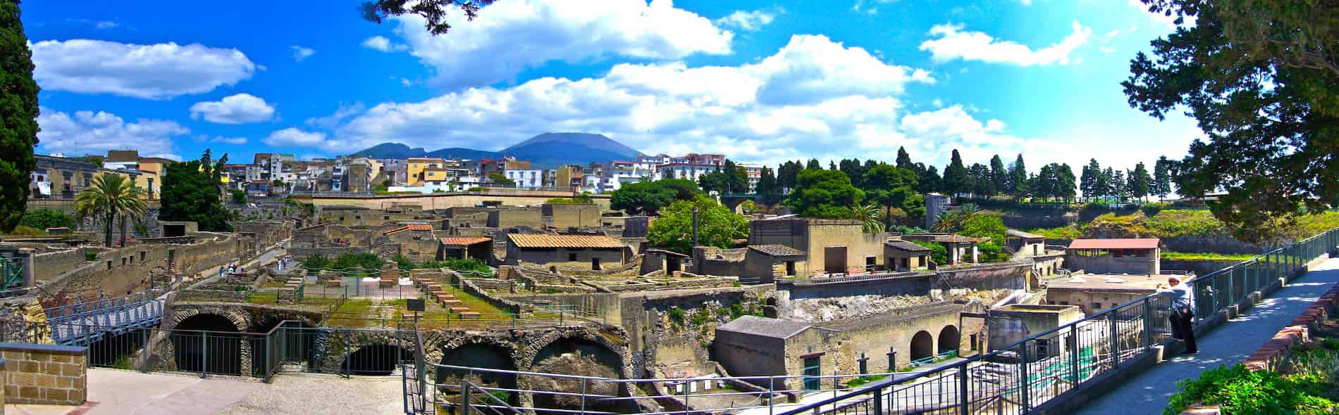 The walking tour and guided tour of the Archaeological Excavations of Herculaneum shows the beauty of a Roman city that has remained almost intact for over two thousand years