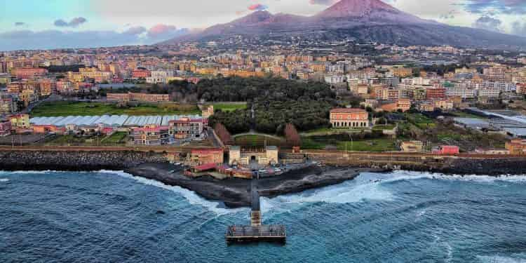 Napoli: la citt?, i sotterranei e la Reggia di Caserta