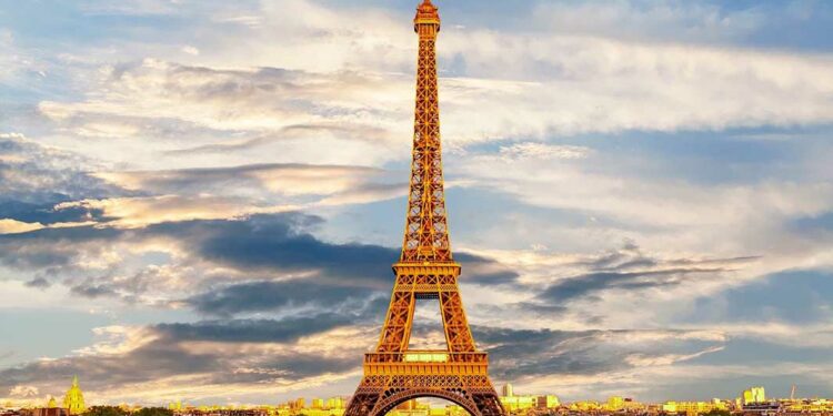 Join the Eiffel Tower walking tour